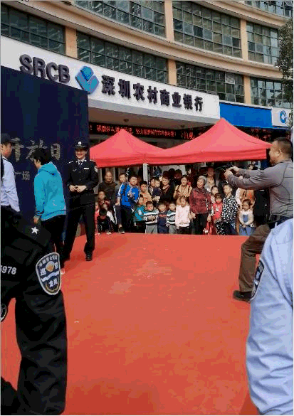 深圳警营开放日，市民零距离体验虎鲨！