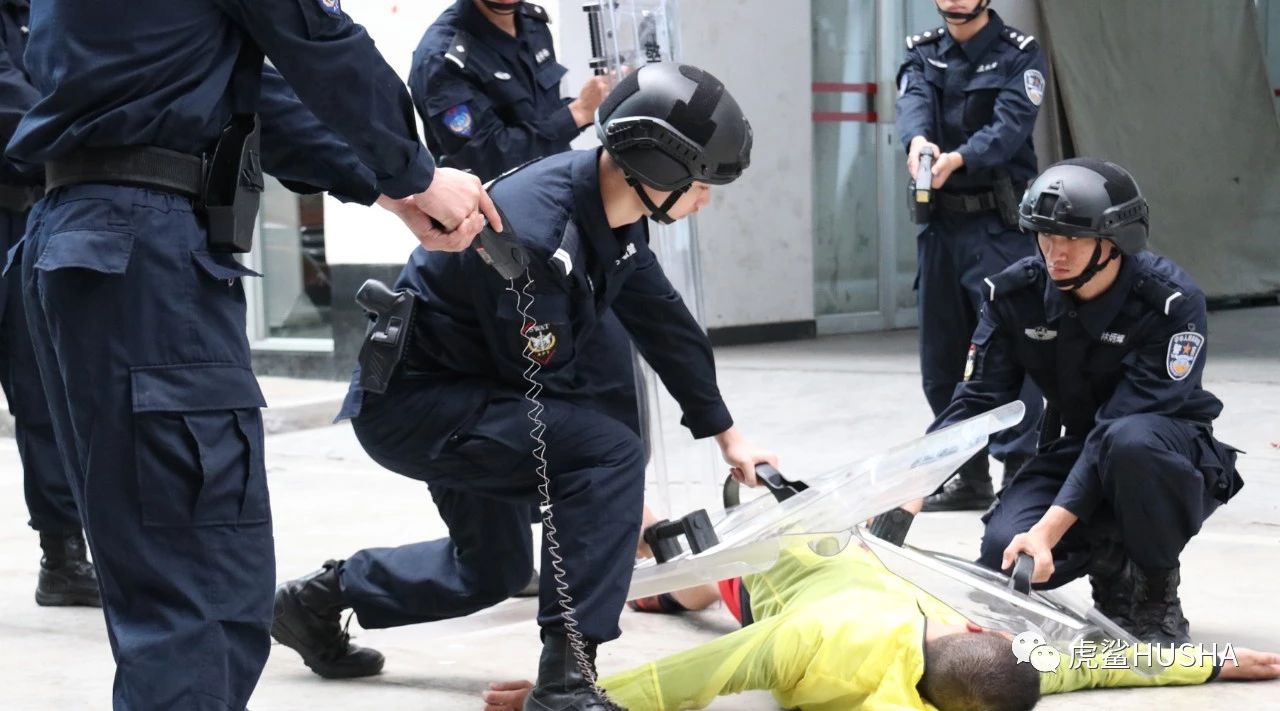 深圳警营开放日，市民零距离体验虎鲨！