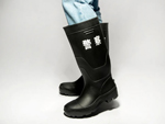 公安部制式橡胶警用雨靴VS钢头警用雨靴 各取所需保障一线执勤警员！(组图)