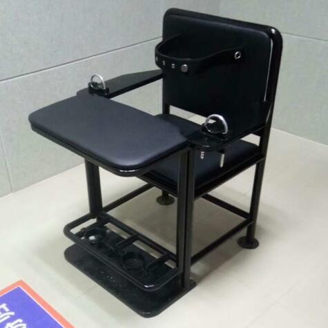 审讯室犯人坐的椅子图片
