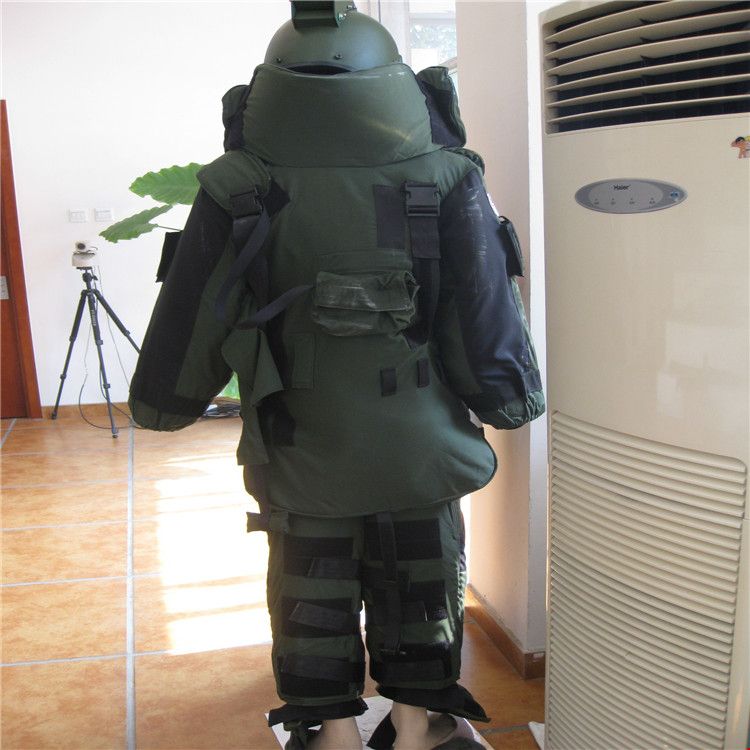排爆服背面.jpg