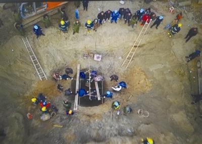 6岁男童坠井超80小时无踪迹 救援人员开始人力挖掘