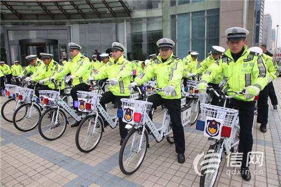 青岛交警首次配发电动自行车上岗 方便快速出警(图)