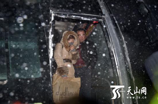 大雪致千余车辆被困 乌鲁木齐公路管理局连夜救援