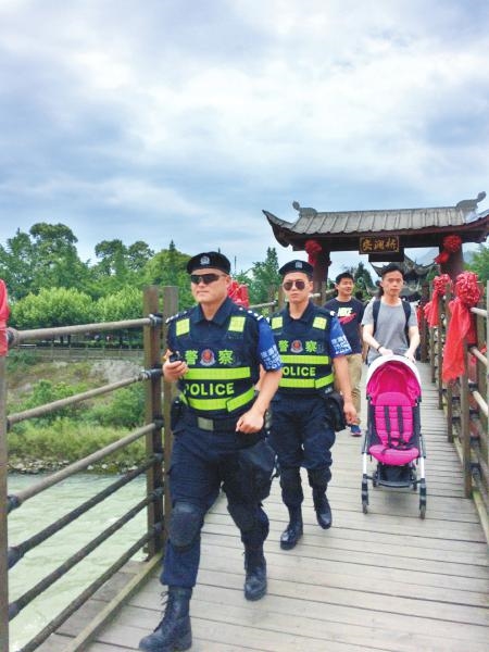 能指路 会英语 四川都江堰“旅游警察”每天步行2万步以上(图)