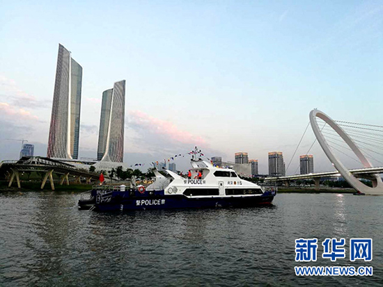 南京警方每天9000警力护航江苏发展大会(组图)