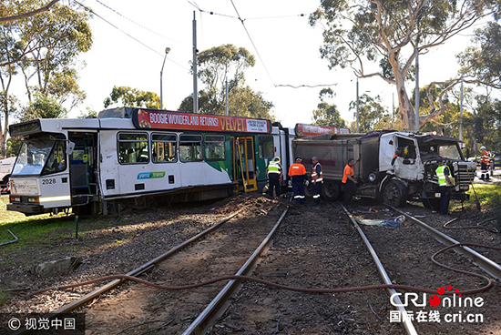 澳大利亚一电车与卡车相撞 致29人受伤