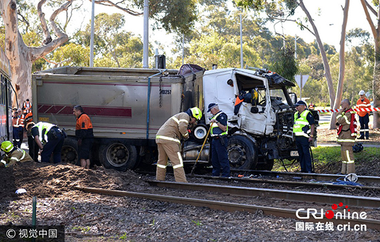 澳大利亚一电车与卡车相撞 致29人受伤