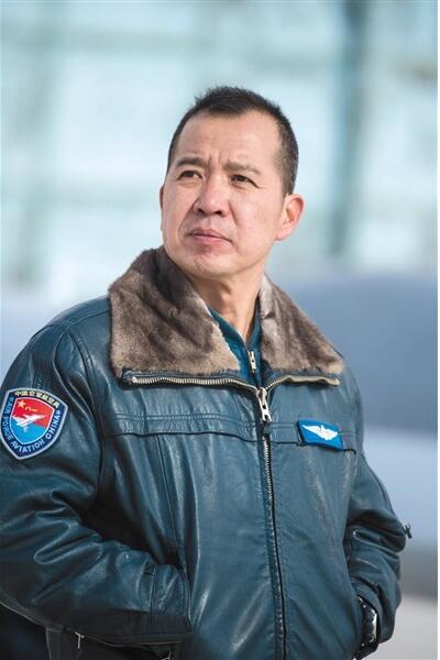 他是空军“王牌师”飞行员 48岁时改飞无人机