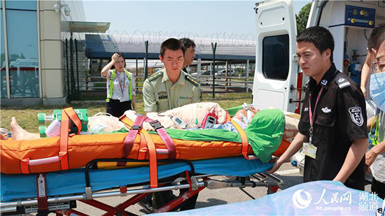 湖北公安边防总队武汉边防检查站为台胞患者开通生命“绿色通道”