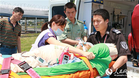 湖北公安边防总队武汉边防检查站为台胞患者开通生命“绿色通道”