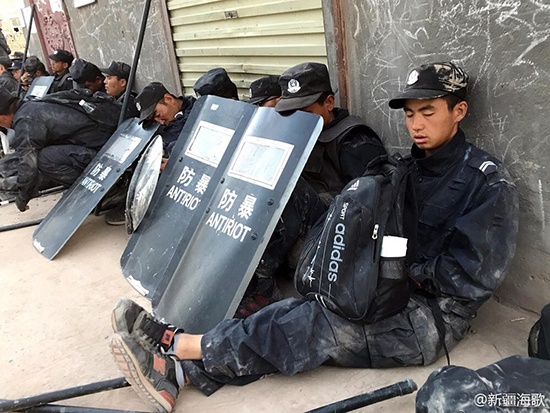 新疆警察执行任务的这几张照片 感动网友(组图)
