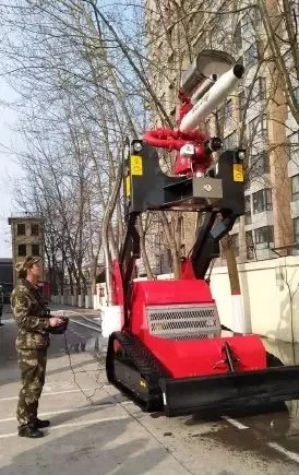 消防机器人在河南新乡首次亮相 总重量为3.7 吨