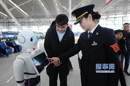 智能机器人亮相青岛北站 车次餐饮问他就知道