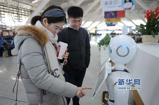 智能机器人亮相青岛北站 车次餐饮问他就知道