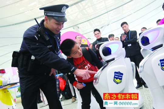 20台机器人警察亮相深圳