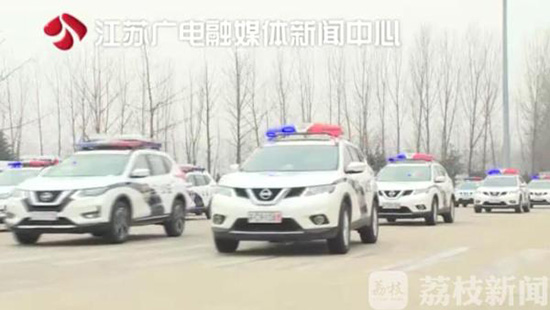 江苏徐州“智能警车”高速巡逻 实时路况一键发布