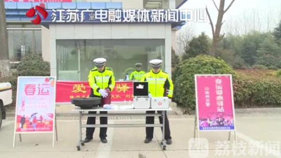江苏徐州“智能警车”高速巡逻 实时路况一键发布