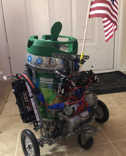 美国一大学生研发啤酒机器人 可远程操控