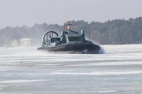 中国陆军也装备气垫船 在冰天雪地巡航中俄界湖