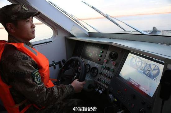 中国陆军也装备气垫船 在冰天雪地巡航中俄界湖