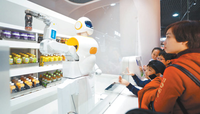 天津科技馆推出机器人天地展 市民体验售货机器人