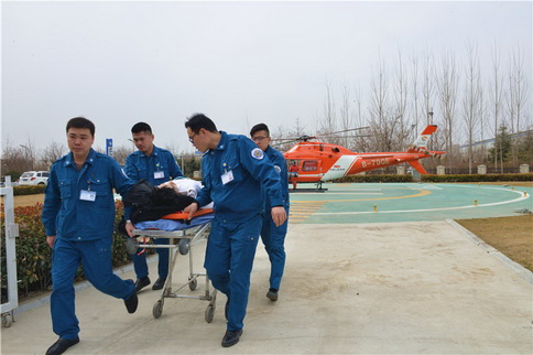 空中120再显神威 直升机急转重症患者为生命续航