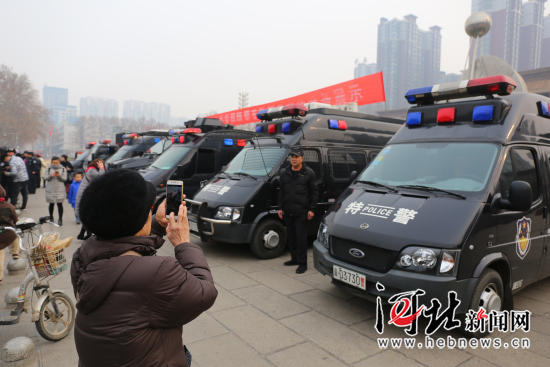 河北邯郸：市民“亲密接触”特警警用装备