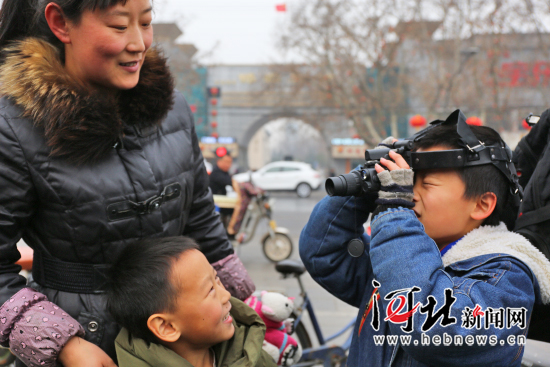 河北邯郸：市民“亲密接触”特警警用装备